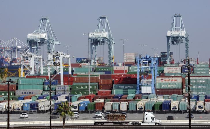 © Reuters. Freighters and cargo containers sit idle at the Port of Los Angeles as a back-log of over 30 container ships sit anchored outside the Port in Los Angeles