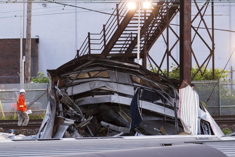 © Reuters. Equipes de resgate e emergência avaliam os destroços do trem descarrilado na Filadélfia