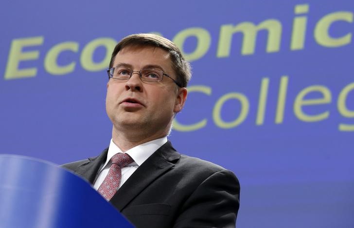 © Reuters. European Euro and Social Dialogue Commissioner Dombrovskis addresses a news conference in Brussels