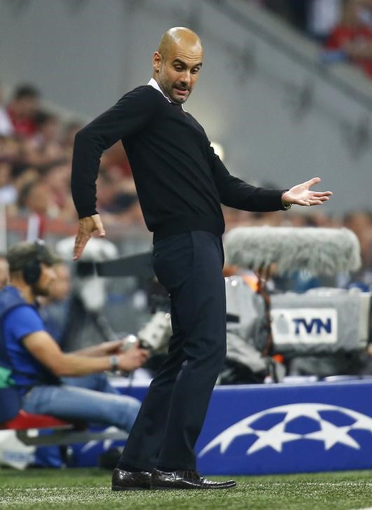 © Reuters. Técnico do Bayern de Munique, Pep Guardiola, em partida contra o Barcelona