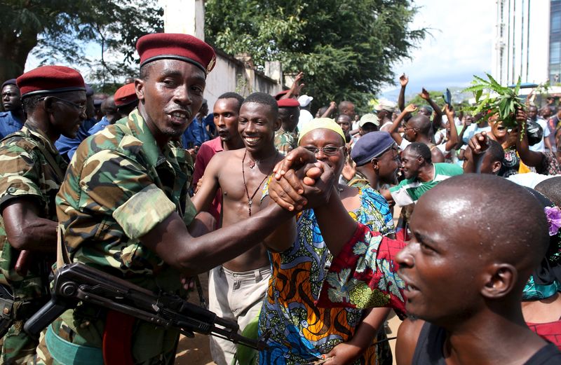 © Reuters. حشود تحتفل في شوارع بوروندي بإعلان ضابط كبير بالجيش إقصاء الرئيس