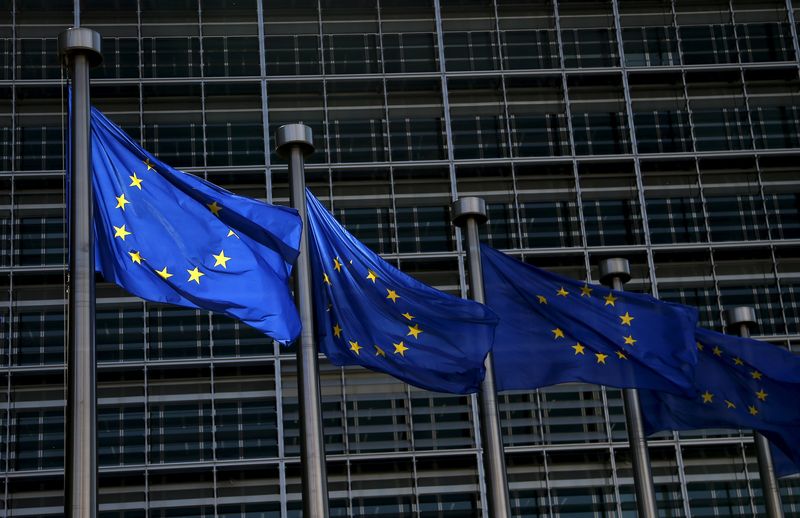 © Reuters. Bandeiras da União Europeia em frente a sede da comissão da UE, em Bruxelas