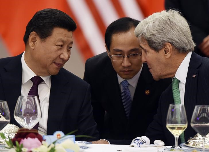 © Reuters. Chinese President Xi Jinping speaks with U.S. State Secretary John Kerry, through a translator, during a lunch banquet in the Great Hall of the People in Beijing