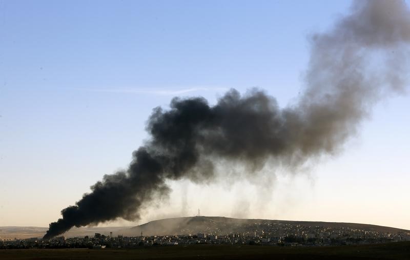 © Reuters. بيان: التحالف بقيادة أمريكا ينفذ 16 ضربة جوية ضد الدولة الإسلامية