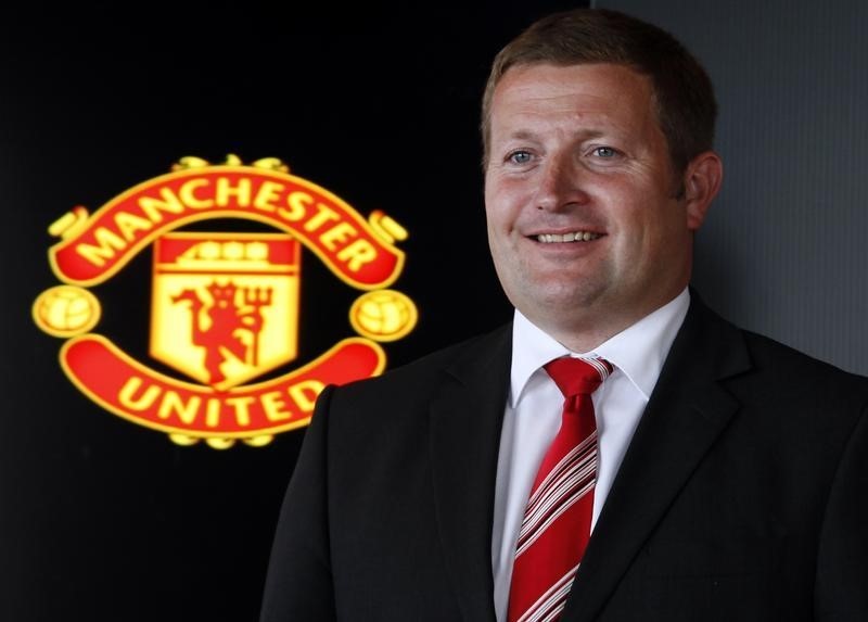 © Reuters. Richard Arnold, Commercial Director of Manchester United, poses before a news conference in Hong Kong