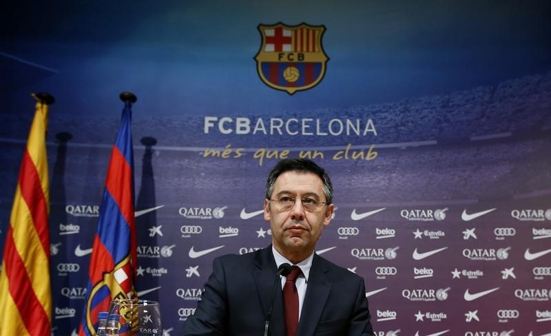 © Reuters. Barcelona's President Josep Maria Bartomeu attends a news conference at Camp Nou stadium in Barcelona