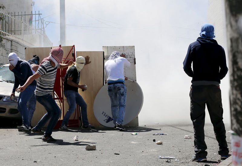 © Reuters. كاتب فلسطيني يقترح دولة ديمقراطية علمانية واحدة حلا للصراع