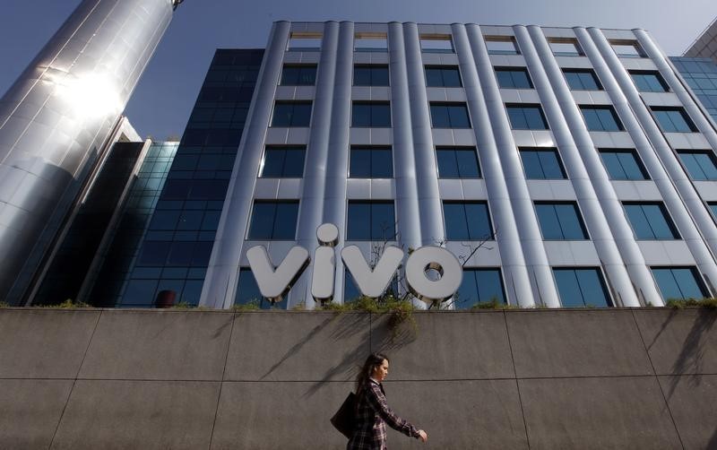 © Reuters. Mulher anda em frente à sede da Vivo em São Paulo