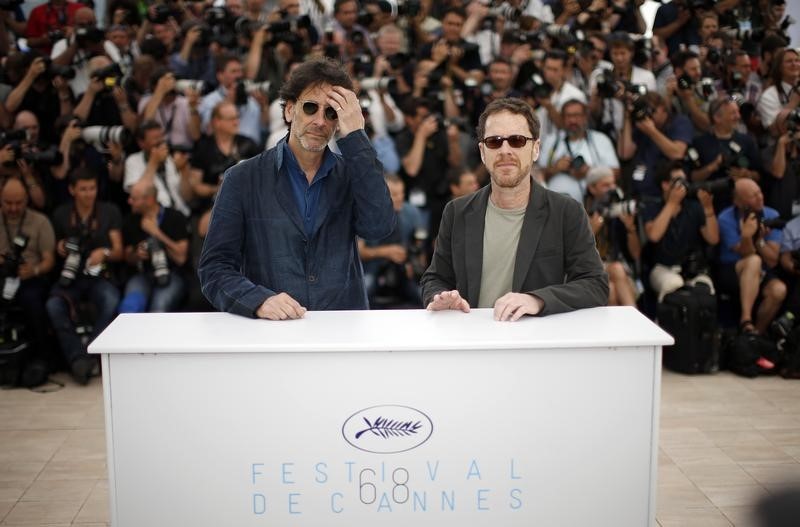 © Reuters. Irmãos Joel (E) e Ethan Coen, que presidem o júri do Festival de Cannes 