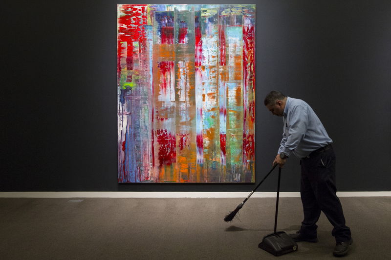 © Reuters. Funcionário limpa o chão em frente a quadro d Gerhard Richter na Sotheby's de Nova York