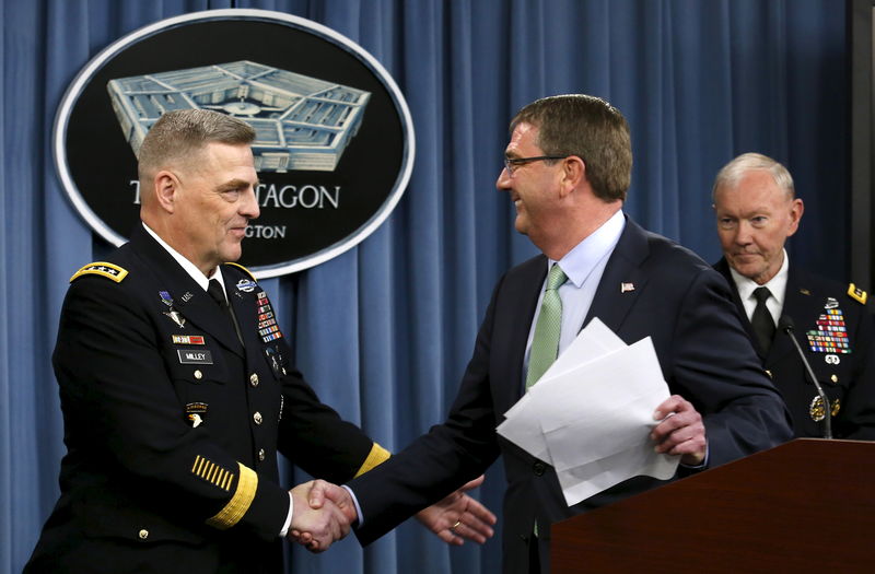 © Reuters. Defense Secretary Ash Carter (R) greets Army General Mark Milley at the Pentagon Briefing Room