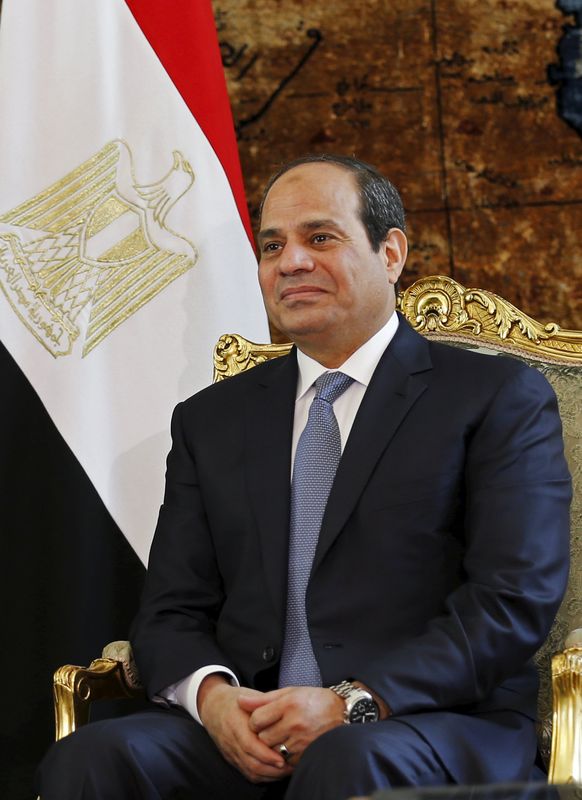 © Reuters. انتقاد الاعلام المصري للسيسي يثير تساؤلات عن دعم الحلفاء