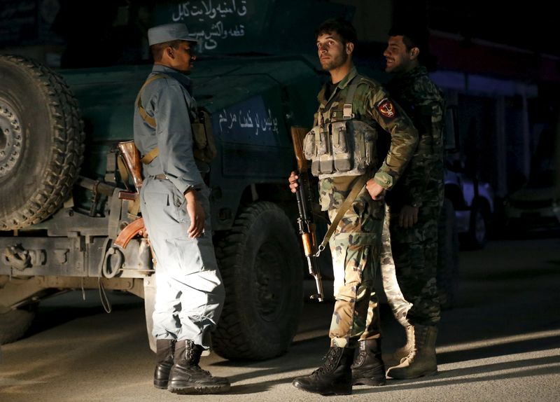 © Reuters. انتهاء حصار دار ضيافة في حي راق بالعاصمة الأفغانية
