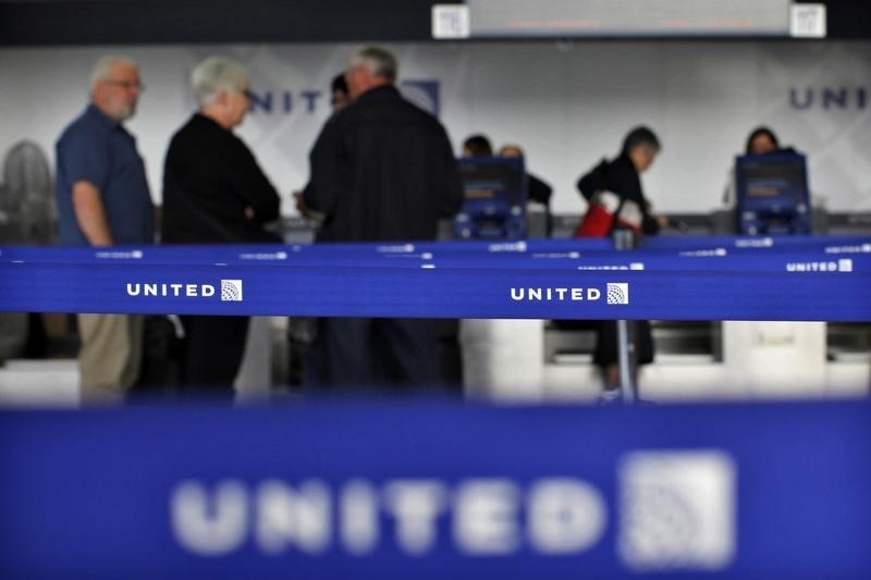 © Reuters. Customers of United wait in line to check in at Newark International airport in New Jersey