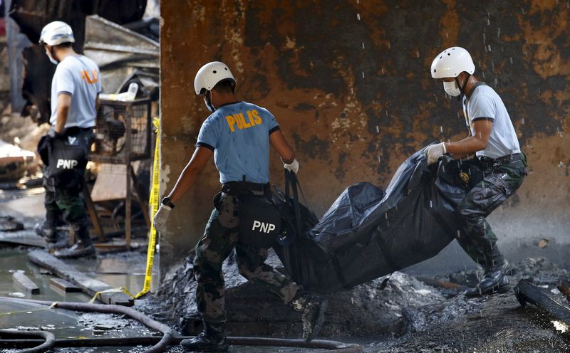 © Reuters. مسؤول:عدد القتلى في حريق بمصنع في مانيلا يرتفع الي 45