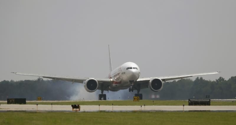 © Reuters. Air China's inaugural flight from Beijing to Washington arrives at Dulles International Airport in Virginia