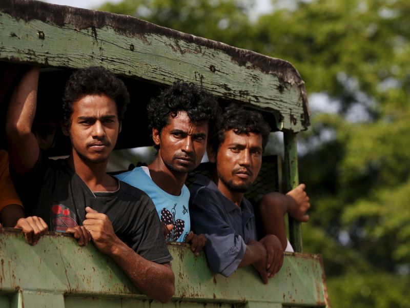 © Reuters. Rohinyga and Bangladeshi refugees are transported to a navy boat where they will be taken to mainland Malaysia, after they landed at Pantai Pasir Berdengung beach in Langkawi island