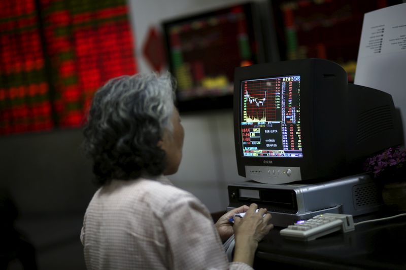 © Reuters. An investor looks at a computer screen showing stock information at a brokerage house in Shanghai