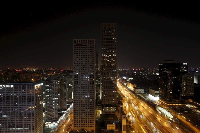 © Reuters. A general view shows Yintai Centre buildings, with their red lights on top turned off, during Earth Hour in Beijing's central business district