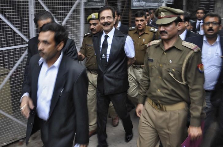 © Reuters. The Sahara group chairman Subrata Roy is escorted by police to a court in the northern Indian city of Lucknow