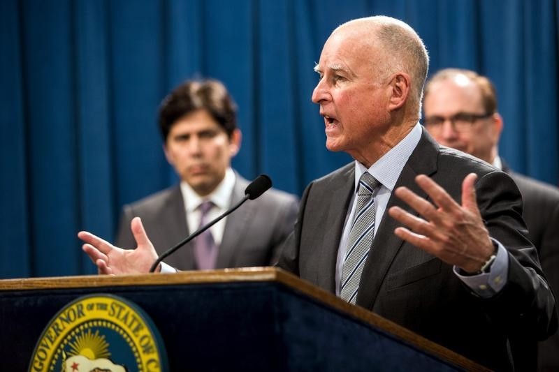 © Reuters. California Governor Brown speaks during a news conference at the State Capitol in Sacramento