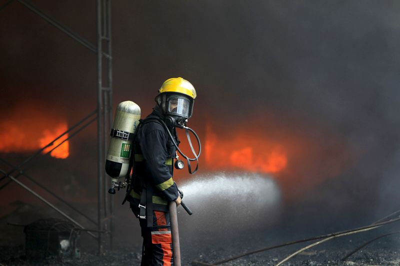 © Reuters. Bombeiro combate as chamas em fábrica de Manila, nas Filipinas