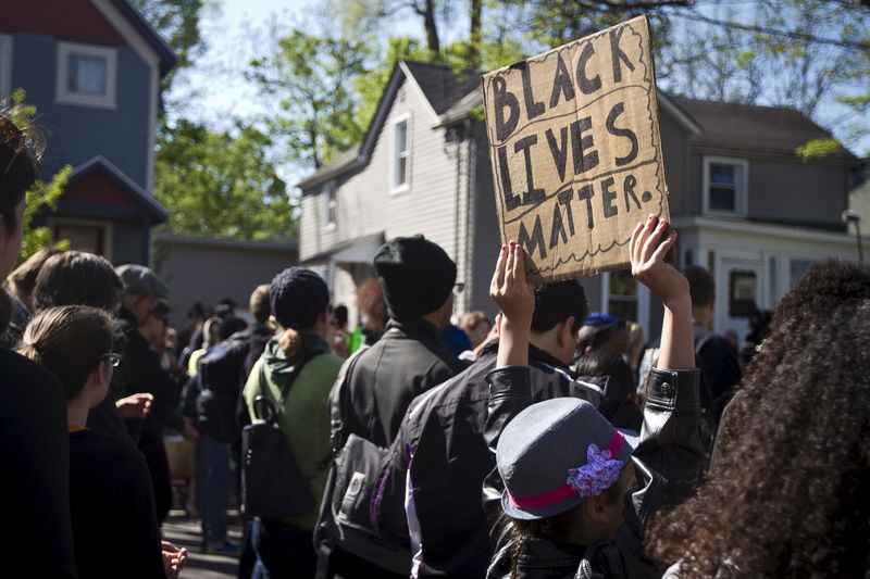 © Reuters. Manifestantes protestam em rua de Madison, Wisconsin