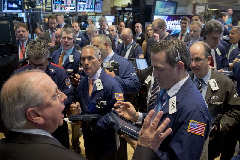 © Reuters. Traders work on the floor of the New York Stock Exchange