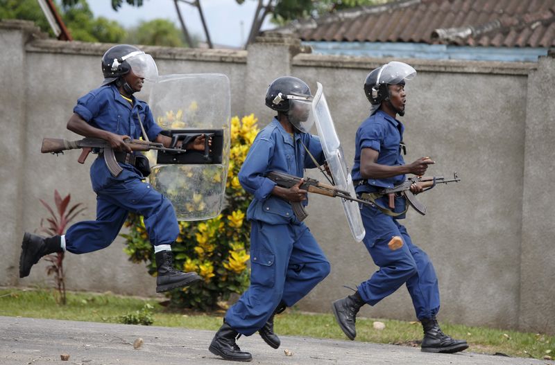 © Reuters. سماع إطلاق نيران كثيف قرب الإذاعة والتلفزيون في بوروندي