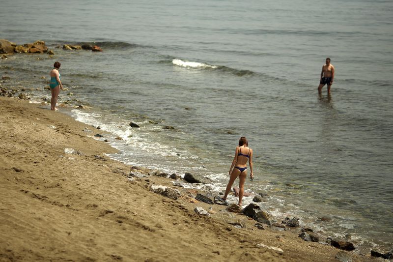 © Reuters. España bate en 2015 un nuevo récord de banderas azules en playas 