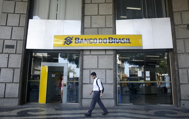 © Reuters. Homem passa na frente de agência do Banco do Brasil no centro do Rio de Janeiro.