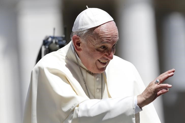 © Reuters. Pope Francis waves as he leaves after his weekly audience in St.Peter's square at the Vatican City