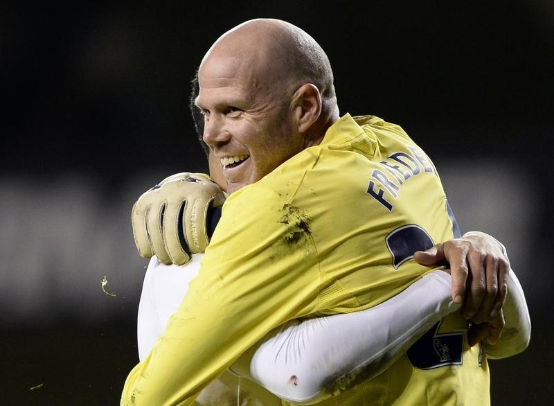 © Reuters. Tottenham Hotspur's Walker and Friedel celebrate beating Hull City in a penalty shoot out during their English League Cup fourth round soccer match in London