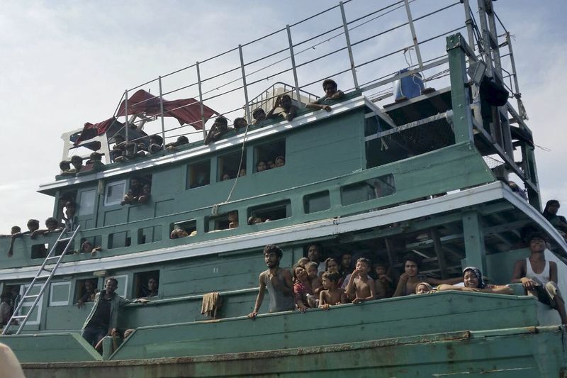 © Reuters. Centenas de imigrantes vistos num navio à deriva a 17 quilômetros da ilha de Koh Lipe