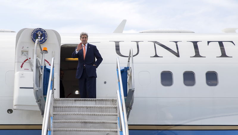 © Reuters. Kerry adopta una postura severa en su visita a China por disputas sobre soberanía