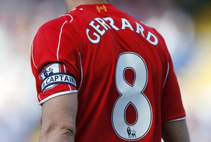 © Reuters. Gerrard se prepara para una emocionante despedida ante los hinchas del Liverpool 