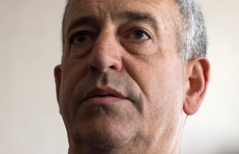 © Reuters. Russ Feingold, former U.S. Special Envoy for Great Lakes Region of Africa and DRC, speaks during news briefing at Palais de la Nation in Kinshasa