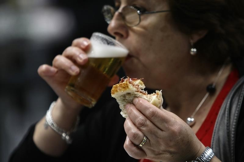 © Reuters. Las ventas de cerveza suben en España un 2,3 por ciento en 2014