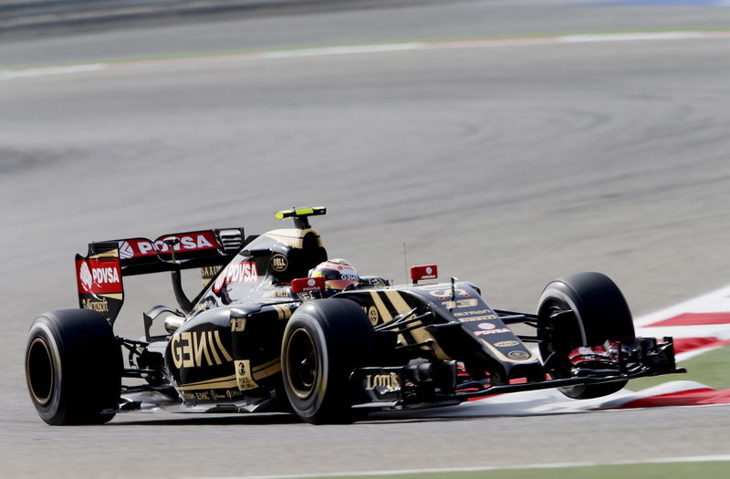 © Reuters. Lotus Formula One driver Pastro Maldonado of Venezuela drives during the first free practice ahead of Bahrain's F1 Grand Prix at Bahrain International Circuit, south of Manama