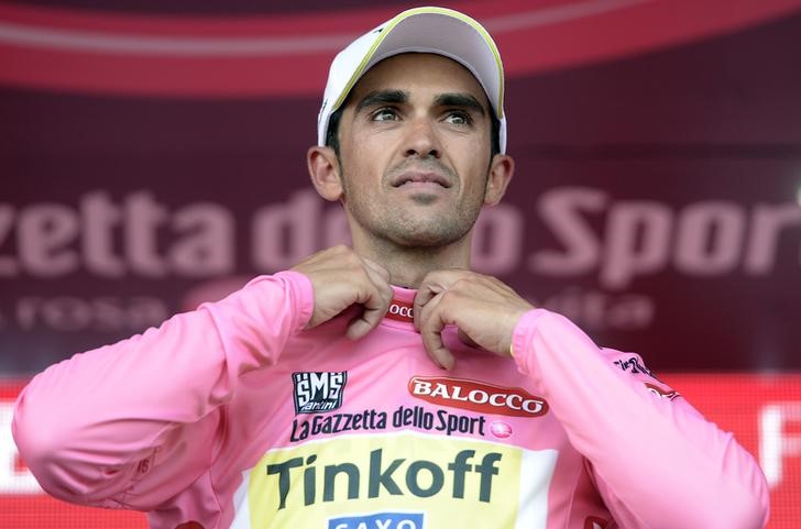 © Reuters. Contador sufre un caída en el Giro, pero continúa líder