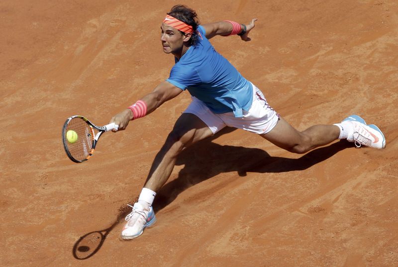 © Reuters. Un Nadal "casi perfecto" derrota a Isner y pasa a cuartos de final en Roma