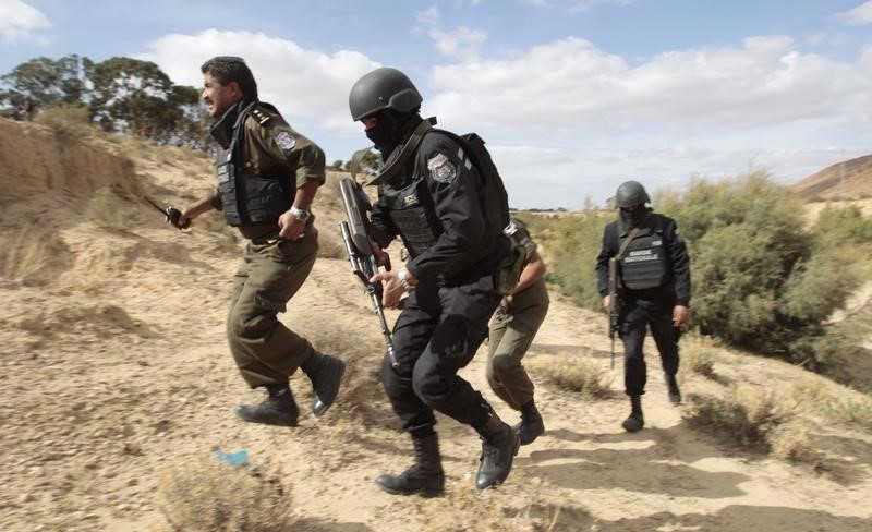 © Reuters. الجيش التونسي يقتل أربعة مسلحين إسلاميين قرب الحدود الجزائرية