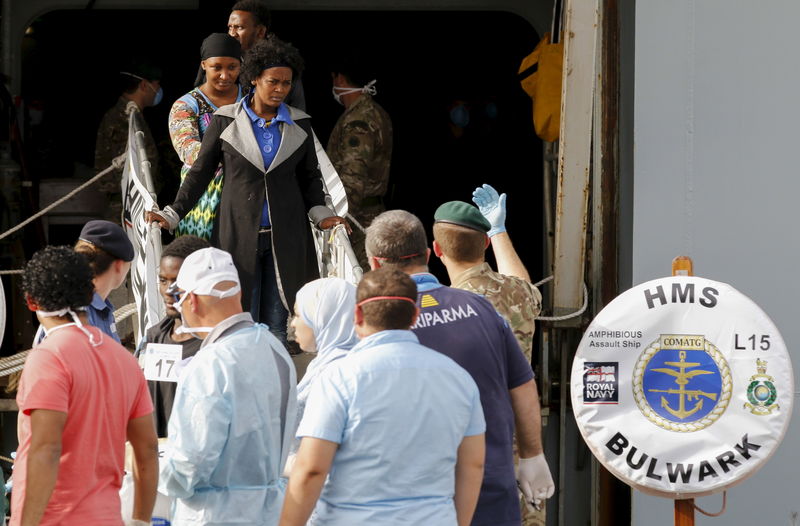 © Reuters. Imigrantes desembarcam em Catânia 