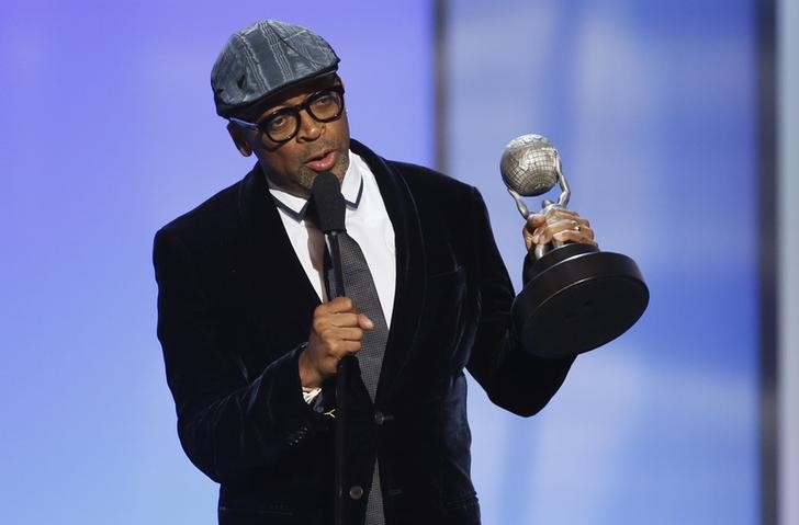 © Reuters. Spike Lee recebe prêmio em Pasadena