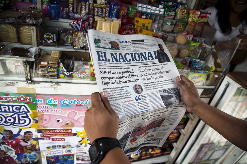 © Reuters. Homem lê edição do jornal El Nacional em Caracas