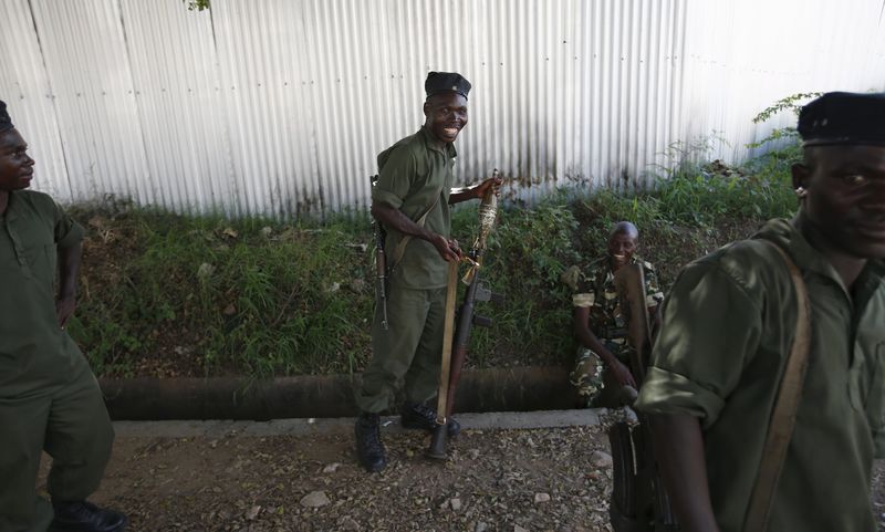 © Reuters. Soldado sorri em rua de Bujumbura, em Burundi