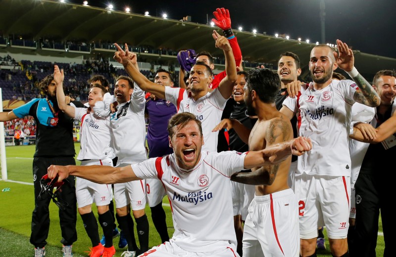 © Reuters. Jogadores do Sevilla comemoram classificação para a final da Liga Europa