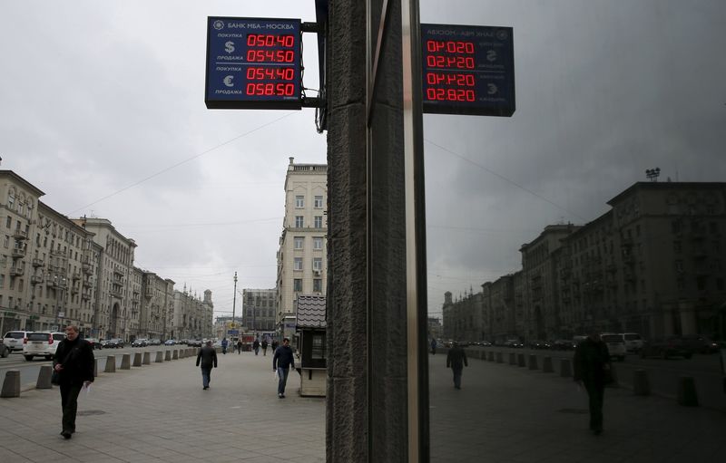 © Reuters. Board showing currency exchange rates is on display in Moscow