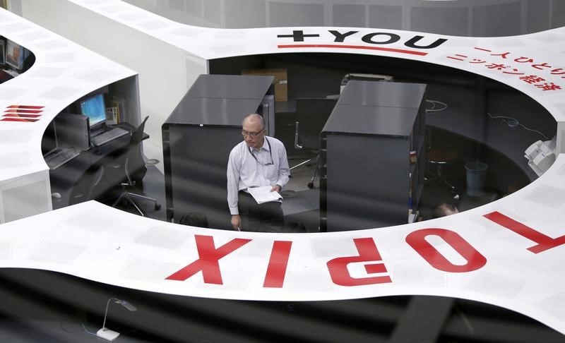 © Reuters. Tokyo Stock Exchange staff members work at the bourse at TSE in Tokyo