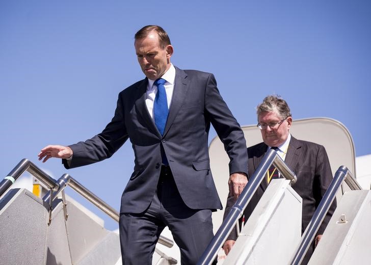 © Reuters. Australian Prime Minister Abbott arrives at Auckland Airport on his first official visit to New Zealand